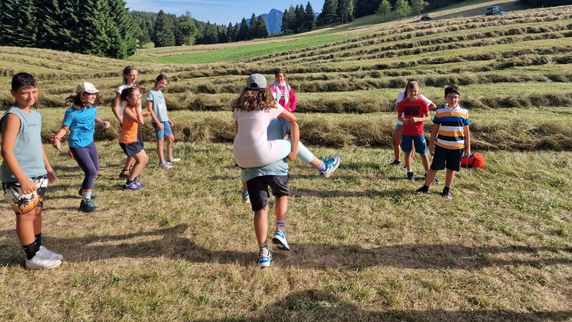 Bambini del camp in escursione lungo un sentiero panoramico di montagna