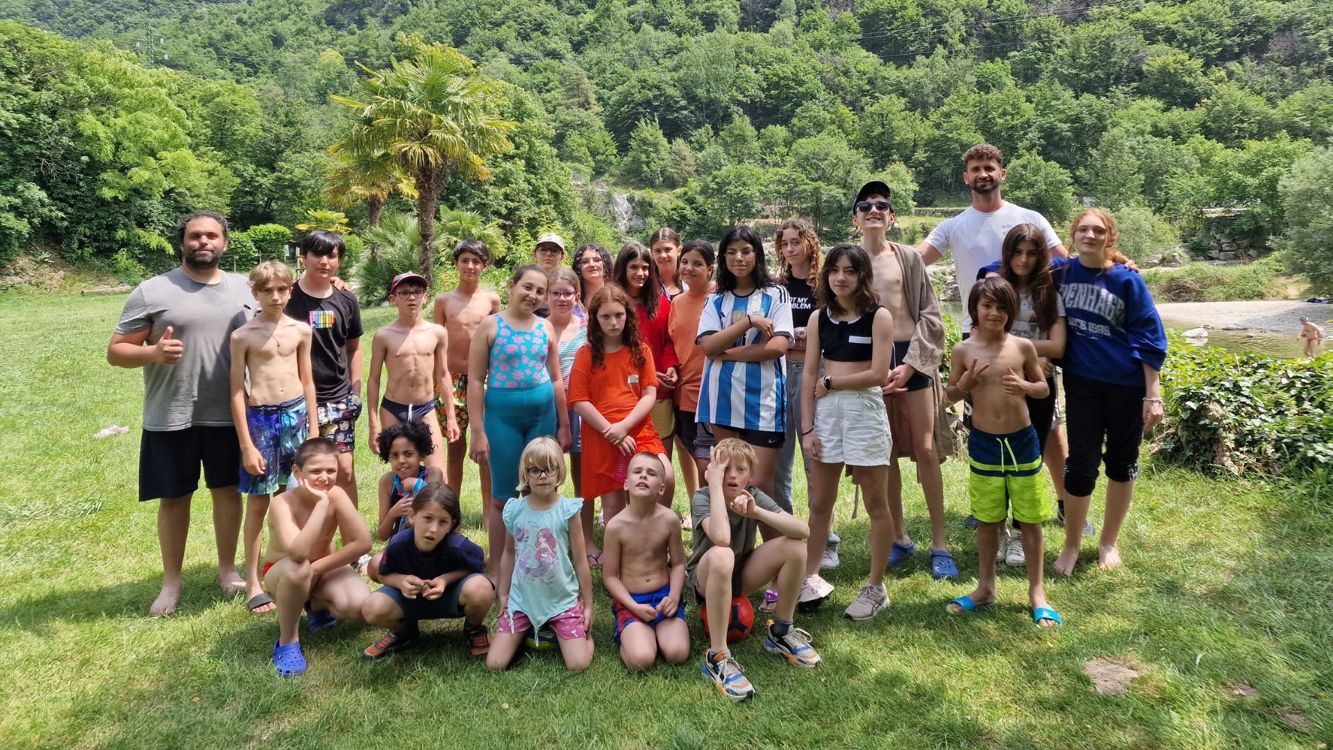 Foto di gruppo dei bambini del camp con le montagne di Tonezza sullo sfondo