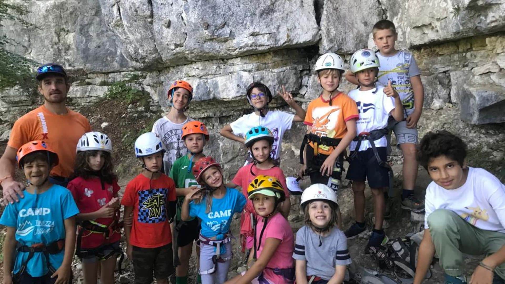 Gruppo di bambini e animatori del camp insieme nel prato