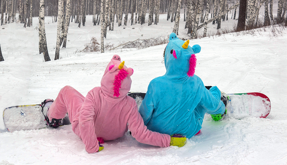Bambini del camp in costume sugli sci durante il carnevale sulla neve