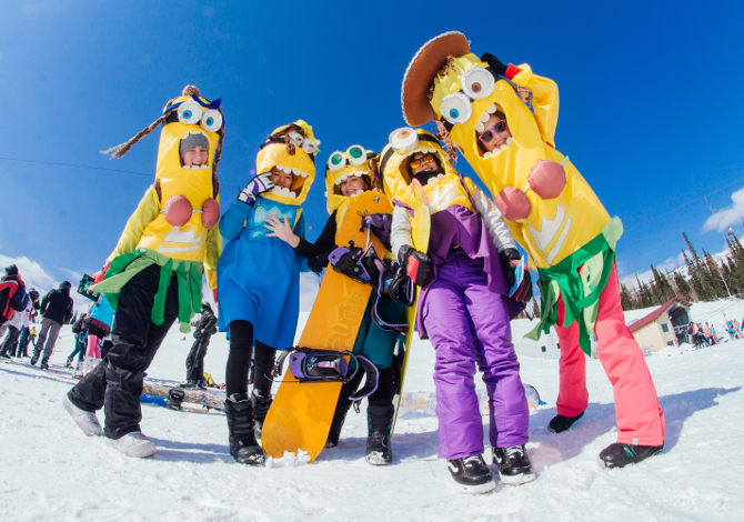 Bambini del camp in maschera sulla neve durante il carnevale in montagna