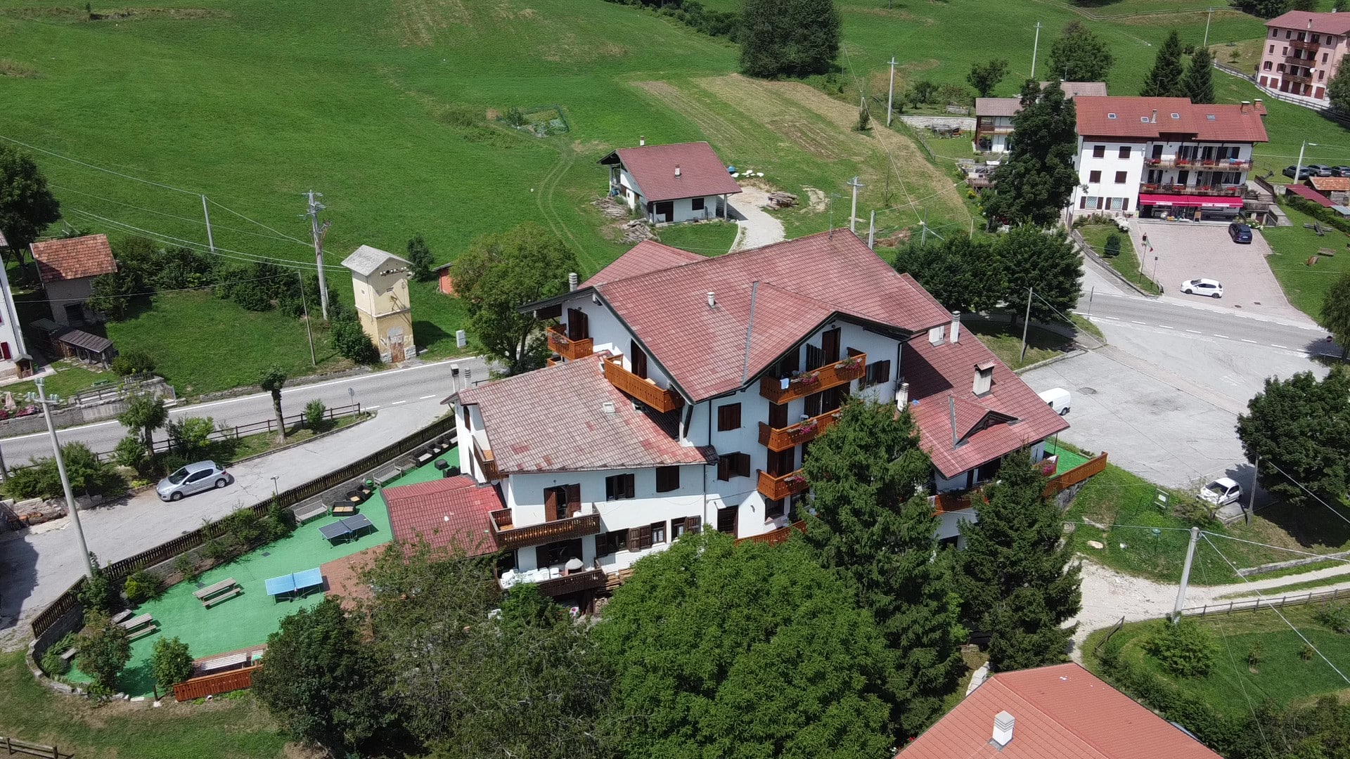 L'Hotel Bucaneve, la base del camp, immerso nel verde di Tonezza del Cimone visto dall'alto