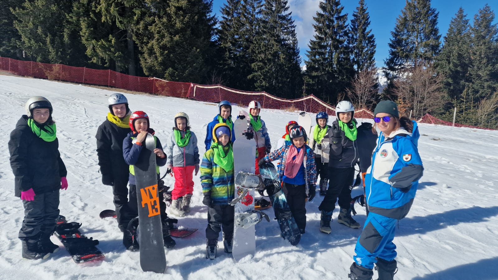 Bambini del camp sulla neve durante la settimana invernale